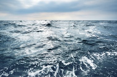 Fırtınadan önce açık Baltık Denizi 'nin üzerinde parlayan bulutlar. İsveç dramatik gökyüzü, destansı deniz manzarası. Yattan bir manzara. Zorlu bir havada yelken açmak