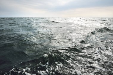 Fırtınadan önce açık Baltık Denizi 'nin üzerinde parlayan bulutlar. İsveç dramatik gökyüzü, destansı deniz manzarası. Yattan bir manzara. Zorlu bir havada yelken açmak
