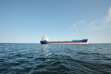 Cebelitarık Boğazı 'nda demirli büyük mavi bir kargo gemisi. Yat manzaralı, yakın plan. Yaz Atlantik 'i İspanya ve Afrika' ya doğru gidiyor. Yük taşımacılığı, lojistik, küresel iletişim teması