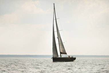 Sıcak bir yaz gününde, yakın planda, modern pahalı bir yat gezisi. Dramatik bulut manzarası. İngiltere