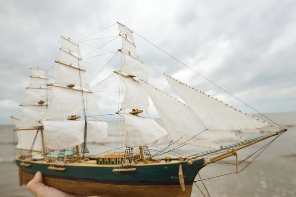 Antiquarisches Holzmodell Des Clipper Großseglers Großaufnahme Dramatischer Himmel Hintergrund Traditionelles — Stockfoto