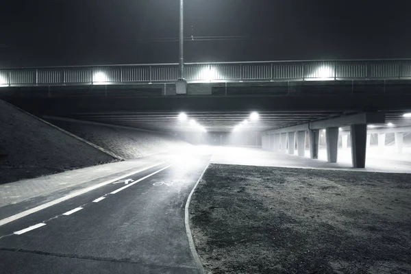 Pusta Oświetlona Autostrada Droga Rowerowa Chodnik Dla Pieszych Pod Mostem — Zdjęcie stockowe