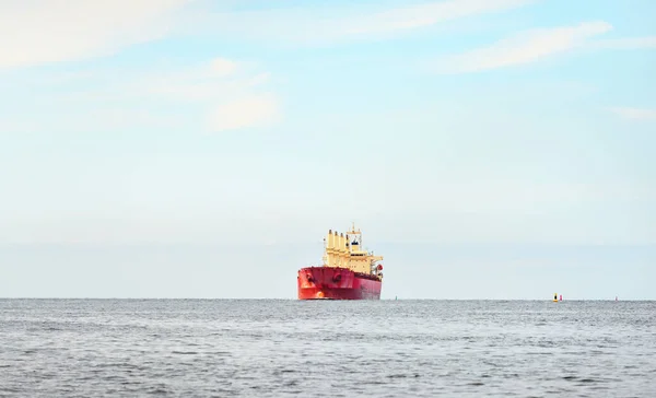ヨーロッパ港から外洋を航行するクレーン付き大型赤色ばら積み貨物船 貨物船 白色の雲で青空をきれいにする オランダのロッテルダム グローバルコミュニケーション 産業テーマ — ストック写真
