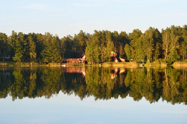 Casas Campo Árboles Siempreverdes Río Atardecer Letonia Reflejos Simetría Agua — Foto de Stock