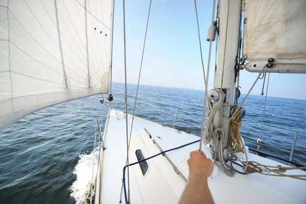 在阳光明媚的夏日 白色游艇航行 一个拿着桅杆的人从甲板到船头和船帆的近景 浪花和水花四溅 晴朗的蓝天 瑞典波罗的海 — 图库照片