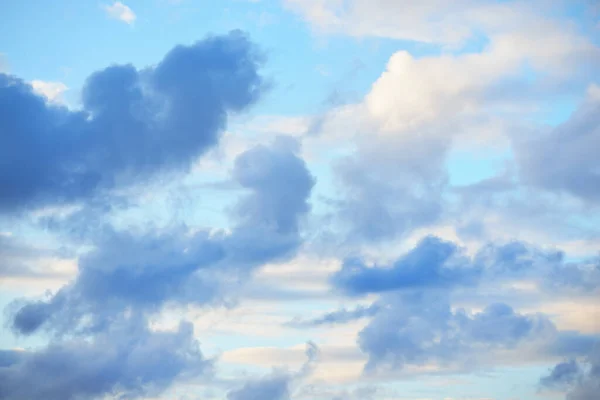 Jasne Błękitne Niebo Zachodu Słońca Chmurami Cumulus Deszczu Streszczenie Naturalny — Zdjęcie stockowe