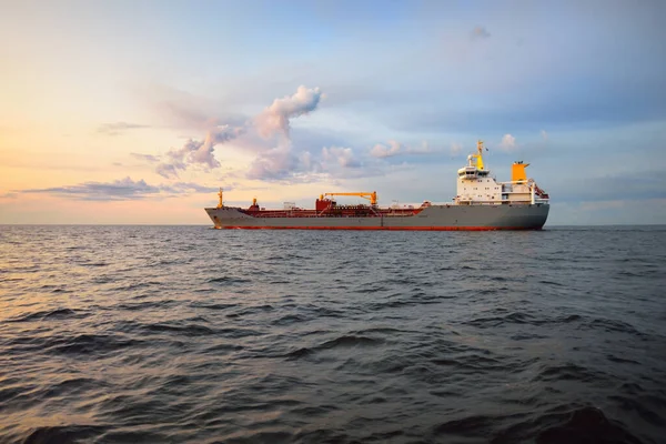 Gran Petrolero Gris Navegando Mar Abierto Desde Europuerto Atardecer Nubes —  Fotos de Stock