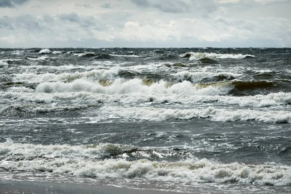 Baltské Moře Pod Dramatickými Mraky Západu Slunce Bouřce Vlny Zblízka — Stock fotografie