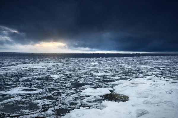 Leere Promenade Und Schneebedeckte Buhnen Nahaufnahme Hintergrund Die Zugefrorene Ostsee — Stockfoto