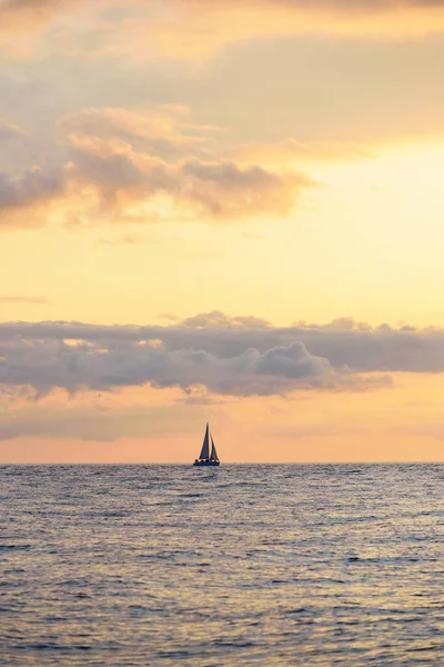 Epische Zonsondergang Hemel Boven Oostzee Kust Zeilboot Sloep Tuigage Jacht — Stockfoto