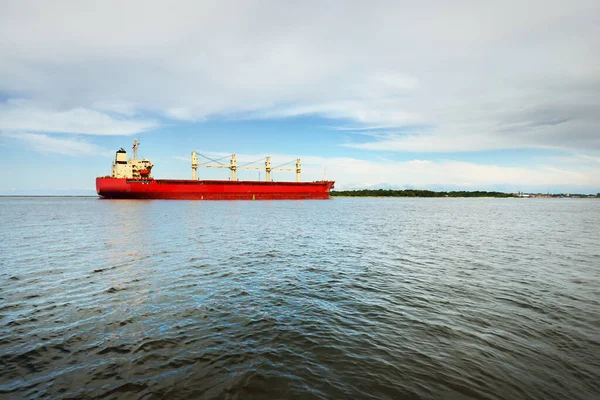 Grande Portarinfuse Rossa Nave Carico Con Gru Vela Mare Aperto — Foto Stock