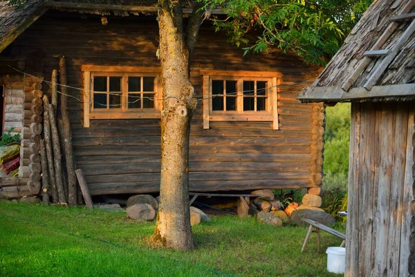 Ett Gammalt Traditionellt Rustikt Trähus Timmerstuga Med Små Fönster Grön — Stockfoto