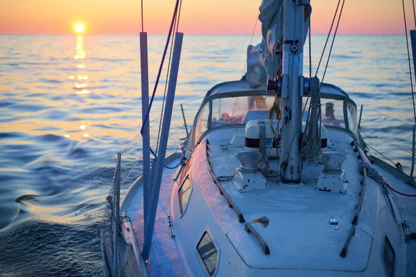 日落时 蓝色游艇在平静的水里航行 特写镜头 午夜的太阳 温暖的夜色 水面上的倒影 休闲活动 暑假主题 瑞典波罗的海 — 图库照片