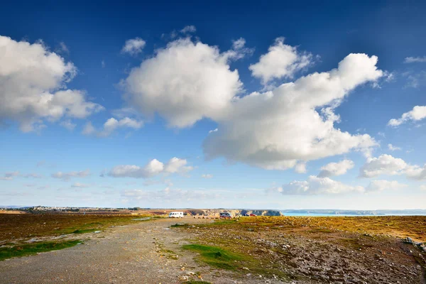 Camping Site Rocky Shore Pointe Pen Hir Cloudy Blue Sky — Stock Photo, Image