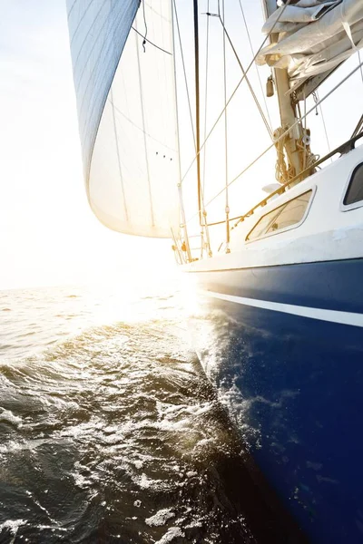 Синя Яхта Пливе Відкритому Морі Сонячний Літній День Вигляд Зблизька — стокове фото