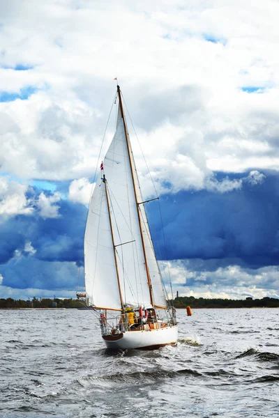 Velho Veleiro Madeira Vintage Caro Yawl Close Navegando Sob Céu — Fotografia de Stock