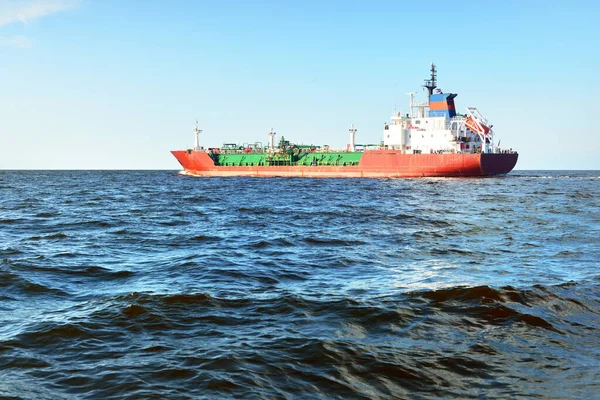 Grote Tanker Vrachtschip Varen Een Open Oostzee Close Riga Baai — Stockfoto