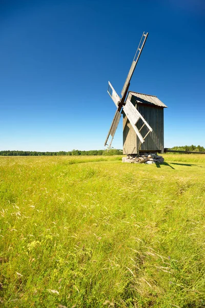 晴れた夏の日に澄んだ青空に対するフィールド上の古い木製の風車 エストニアのサアレマ コンセプトアート 伝統工芸品や代替生産 環境保全 — ストック写真