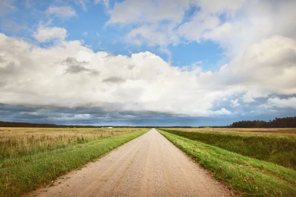 Una Strada Campagna Vuota Attraverso Campi Dopo Pioggia Cielo Drammatico — Foto Stock