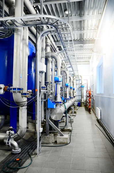 工业城市水处理锅炉房中的大型蓝色水箱 广角视角 — 图库照片