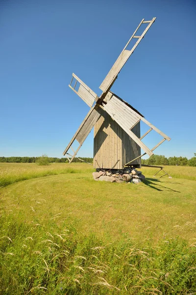 Gammal Träväderkvarn Fältet Mot Klarblå Himmel Klar Sommardag Ösel Estland — Stockfoto