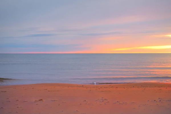 Panoramautsikt Från Sandstrand Vid Östersjön Efter Regnet Vid Solnedgången Gyllene — Stockfoto