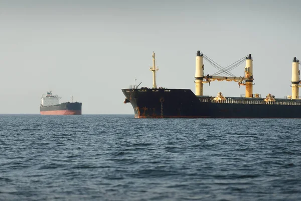 Ein Großes Schwarzes Frachtkran Schiff Ankert Der Straße Von Gibraltar — Stockfoto