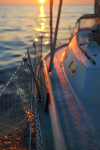 Блакитна Яхта Пливе Тихій Воді Заході Сонця Зблизька Опівнічне Сонце — стокове фото