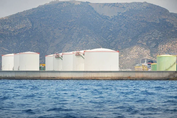 Terminal Petrolera Puerto Carga Vista Cerca Desde Velero Mar Mediterráneo —  Fotos de Stock