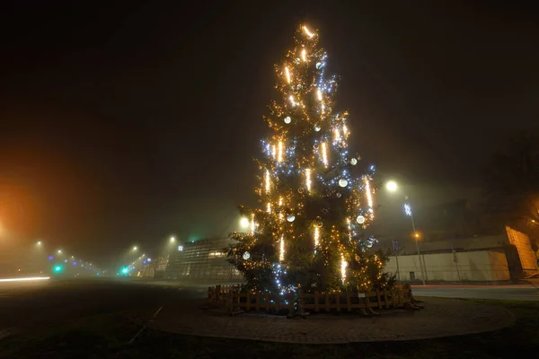 Erleuchteter Weihnachtsbaum Mit Schönen Kristallkugeln Auf Der Leeren Straße Nächtlichen — Stockfoto