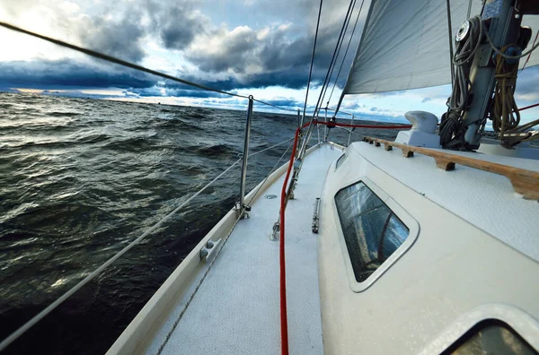 Navegación Barco Mar Abierto Día Invierno Vista Cerca Desde Cubierta — Foto de Stock