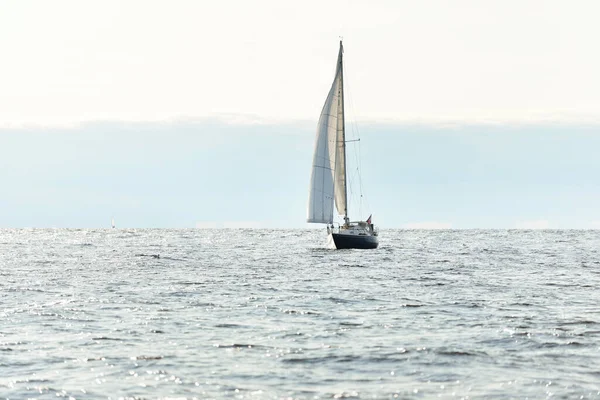 Azul Balandra Yate Aparejado Navegando Mar Báltico Abierto Día Claro —  Fotos de Stock