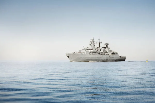 Μεγάλο Γκρι Σύγχρονο Πολεμικό Πλοίο Πλέει Ήρεμο Νερό Καθαρός Μπλε — Φωτογραφία Αρχείου