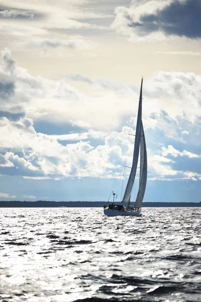 Regata Iate Vela Veleiro Moderno Correndo Através Das Ondas Céu — Fotografia de Stock