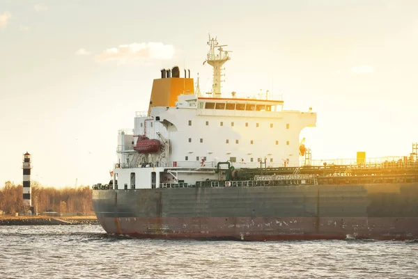 Grande Nave Carico Ancorata Porto Sotto Drammatico Cielo Del Tramonto — Foto Stock