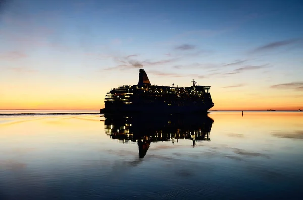 Großes Weißes Kreuzfahrtschiff Passagierschiff Auf Der Ostsee Bei Sonnenuntergang Finnland — Stockfoto