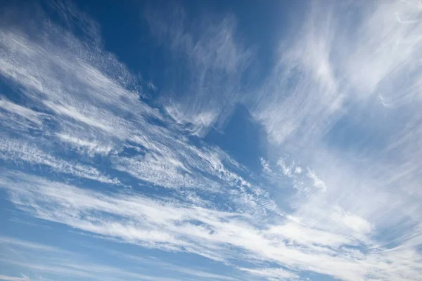 Clear Blue Sky Cirrus Clouds Plane Tracks Abstract Natural Pattern — Stock Photo, Image