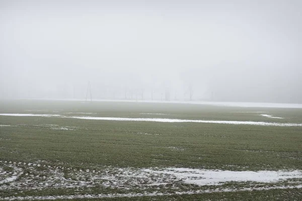 Campagna Campo Agricolo Sotto Cielo Cupo Una Fitta Nebbia Neve — Foto Stock