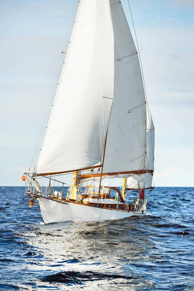 Velho Veleiro Madeira Vintage Caro Yawl Close Navegando Mar Aberto — Fotografia de Stock