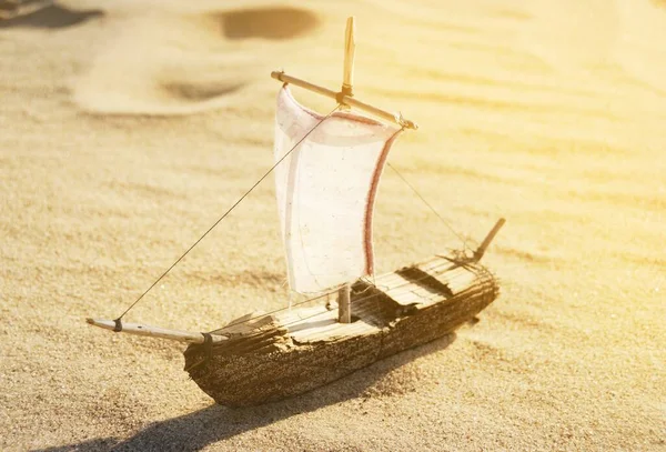 Simple Wooden Craft Scale Model Tall Ship Toy Children Sand — Stock Photo, Image