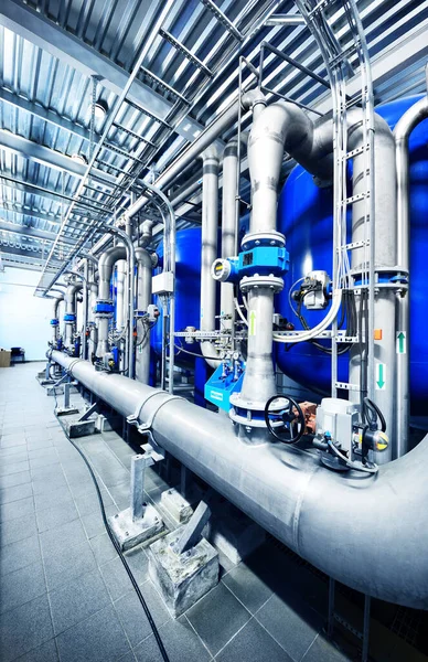 Große Blaue Tanks Einem Heizungsraum Für Die Industrielle Stadtwasseraufbereitung Weitwinkelperspektive — Stockfoto