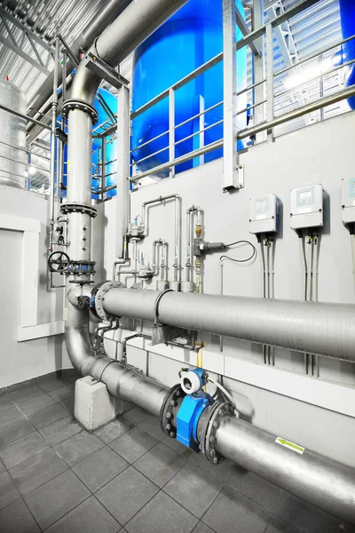 Große Blaue Tanks Einem Heizungsraum Für Die Industrielle Stadtwasseraufbereitung Weitwinkelperspektive — Stockfoto