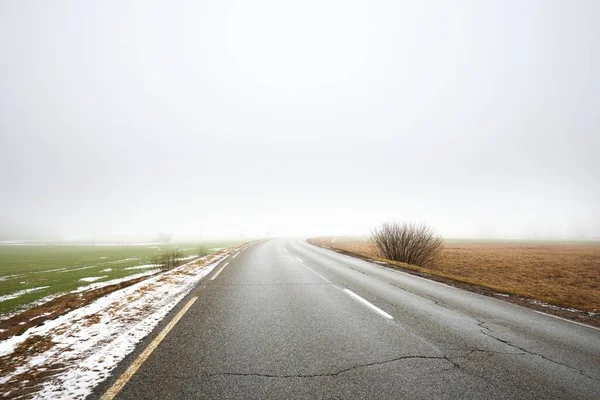 Una Carretera Vacía Con Giro Brusco Través Los Campos Agrícolas — Foto de Stock