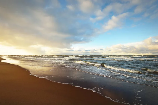 色彩斑斓的落日云彩笼罩着波罗的海上空 冬天的旋风 戏剧化的天空 波浪和水花四溅 气候变化 全球变暖概念 — 图库照片
