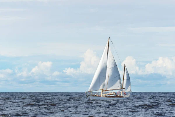 Velho Veleiro Madeira Vintage Caro Yawl Close Navegando Mar Aberto — Fotografia de Stock