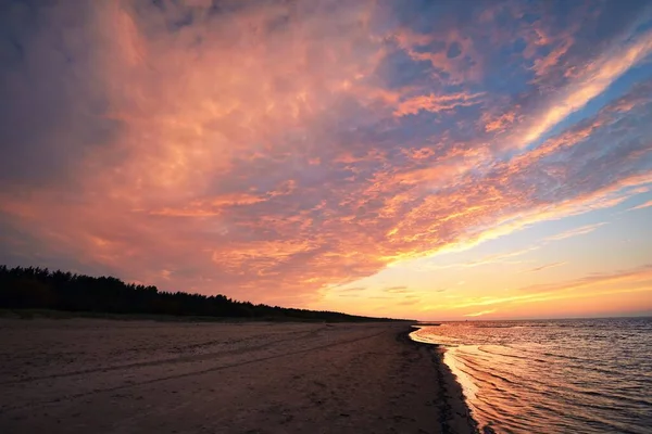 Renkli Pembe Günbatımı Bulutlarının Altında Baltık Denizi Nin Sakin Suları — Stok fotoğraf