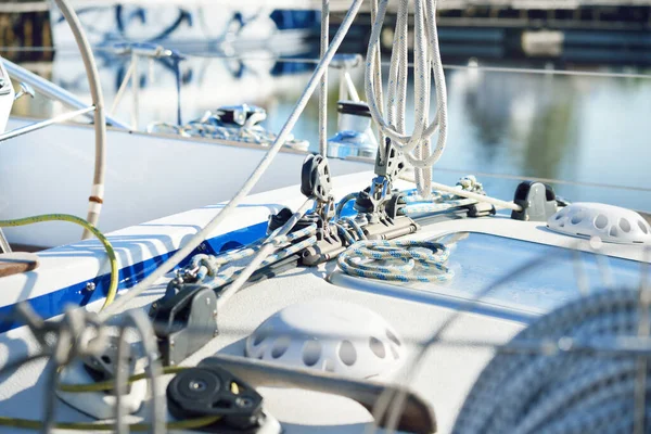 Equipamento Aparelhamento Guincho Mastro Cordas Close Detalhes Barco Vela Com — Fotografia de Stock