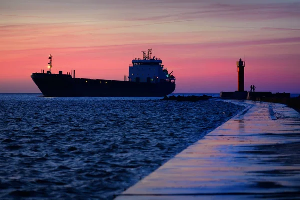 Groot Vrachtschip Zeilen Buurt Van Vuurtoren Bij Zonsondergang Kleurrijk Wolkenlandschap — Stockfoto