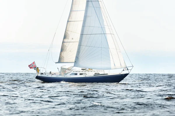 Sloop Azul Velejando Mar Báltico Aberto Dia Claro Close Baía — Fotografia de Stock