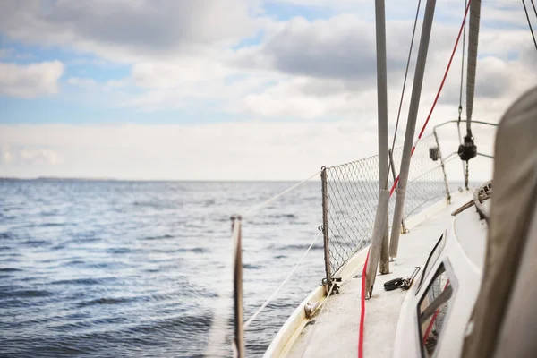 Белая Яхта Плавающая Северном Море Солнечный День Ясное Голубое Небо — стоковое фото